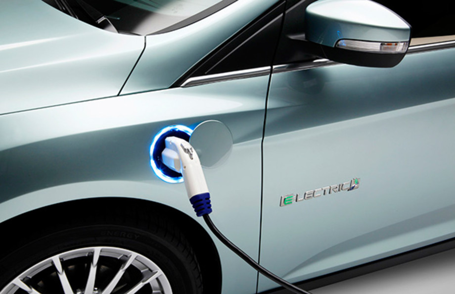 5 Reasons Electric Cars Are the Solution to Oil Dependency, and 5