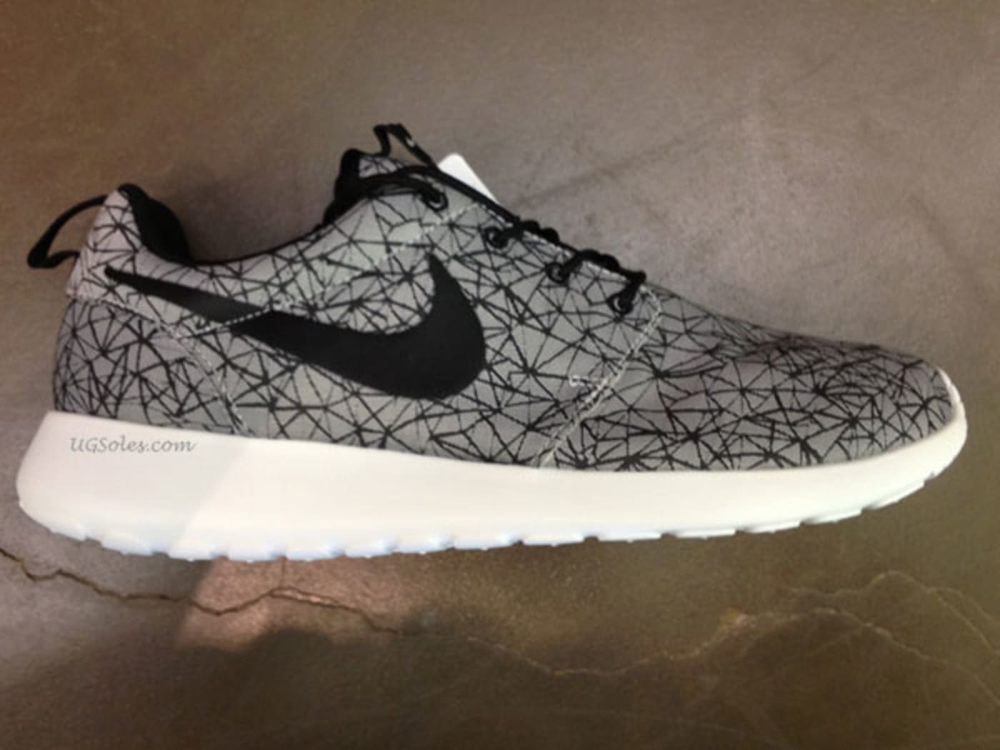 mens grey roshe runs