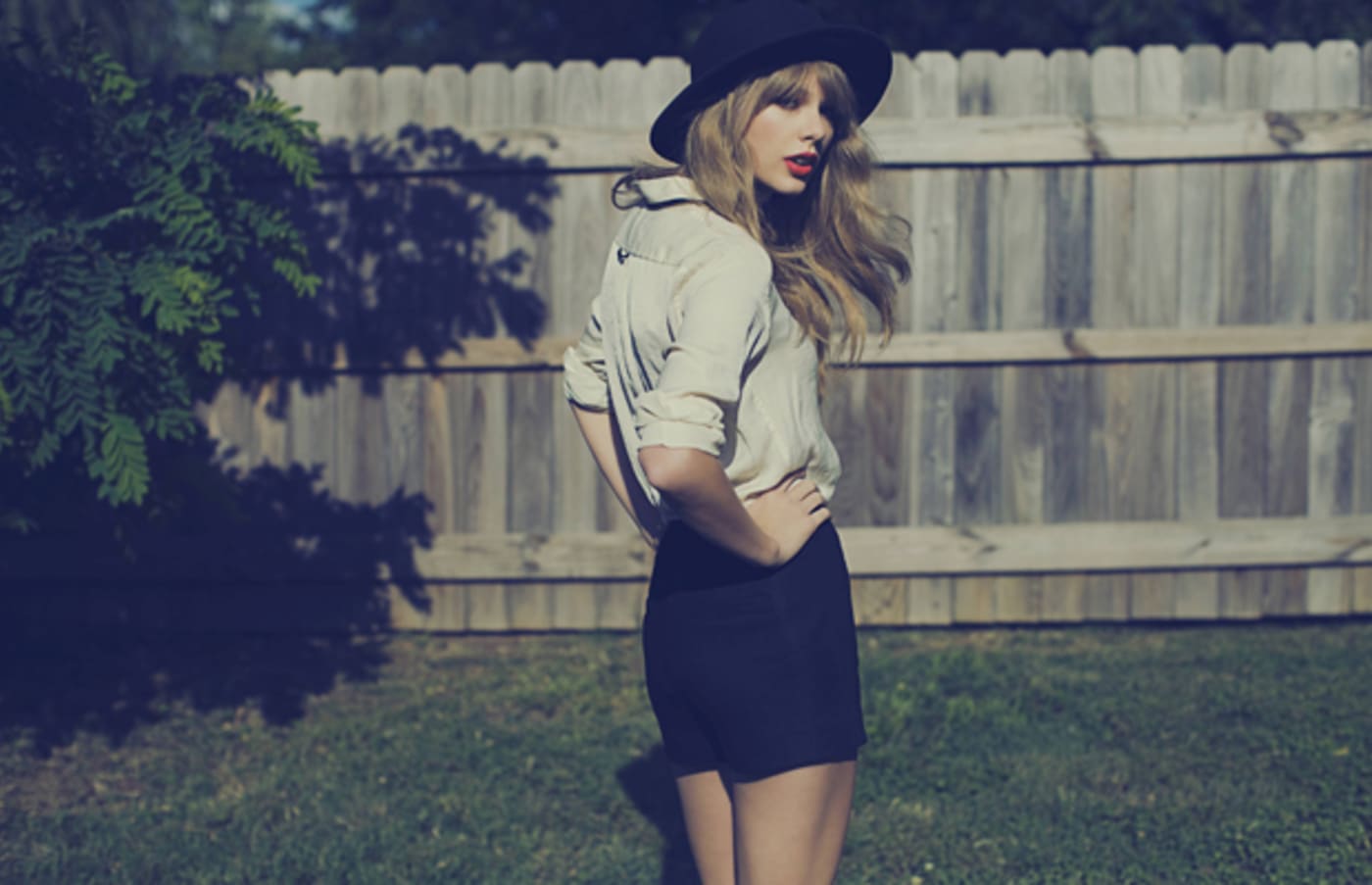 Taylor Swift’s “Red” Sells 4 Million Singles in One Day Complex