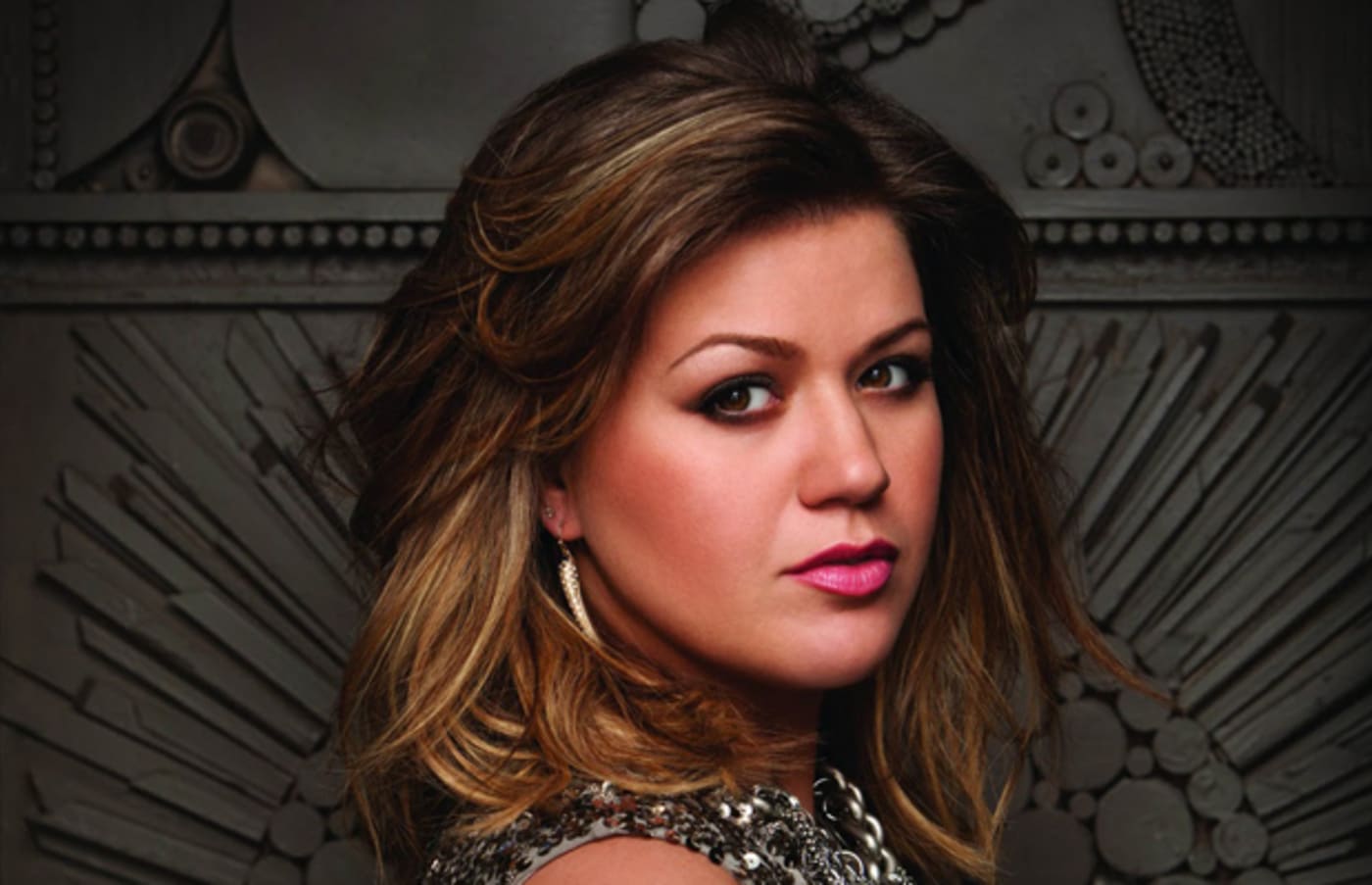 Kelly Clarkson’s Album Sales Drop After Ron Paul