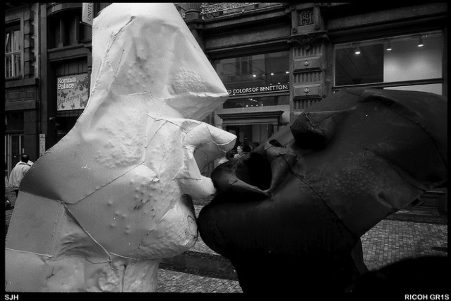 20 Kissing Sculptures Complex