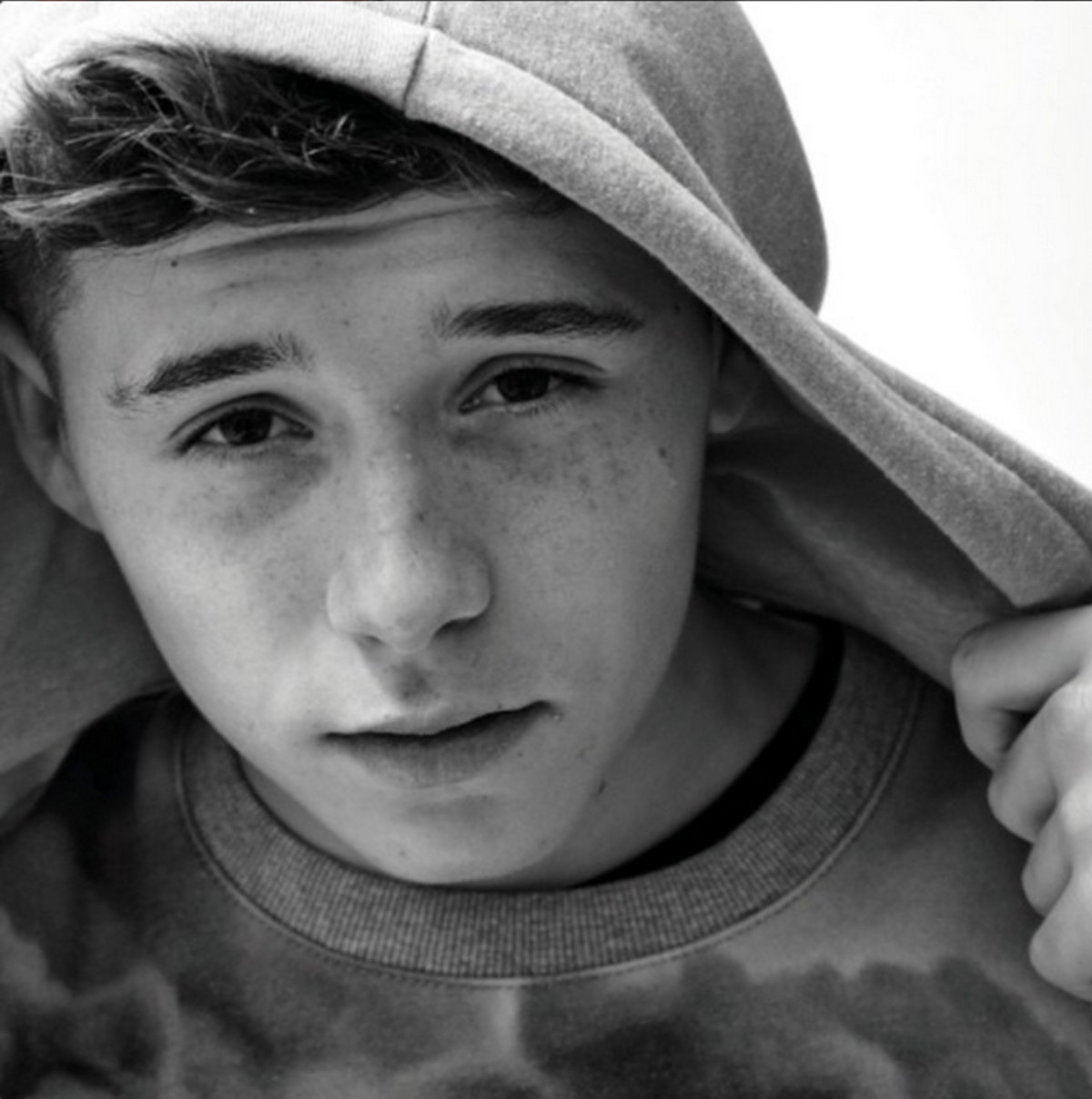 Brooklyn Beckham Instagram. Парень во дворе. Бруклин парень. Brooklyn Beckham Photoshoot.