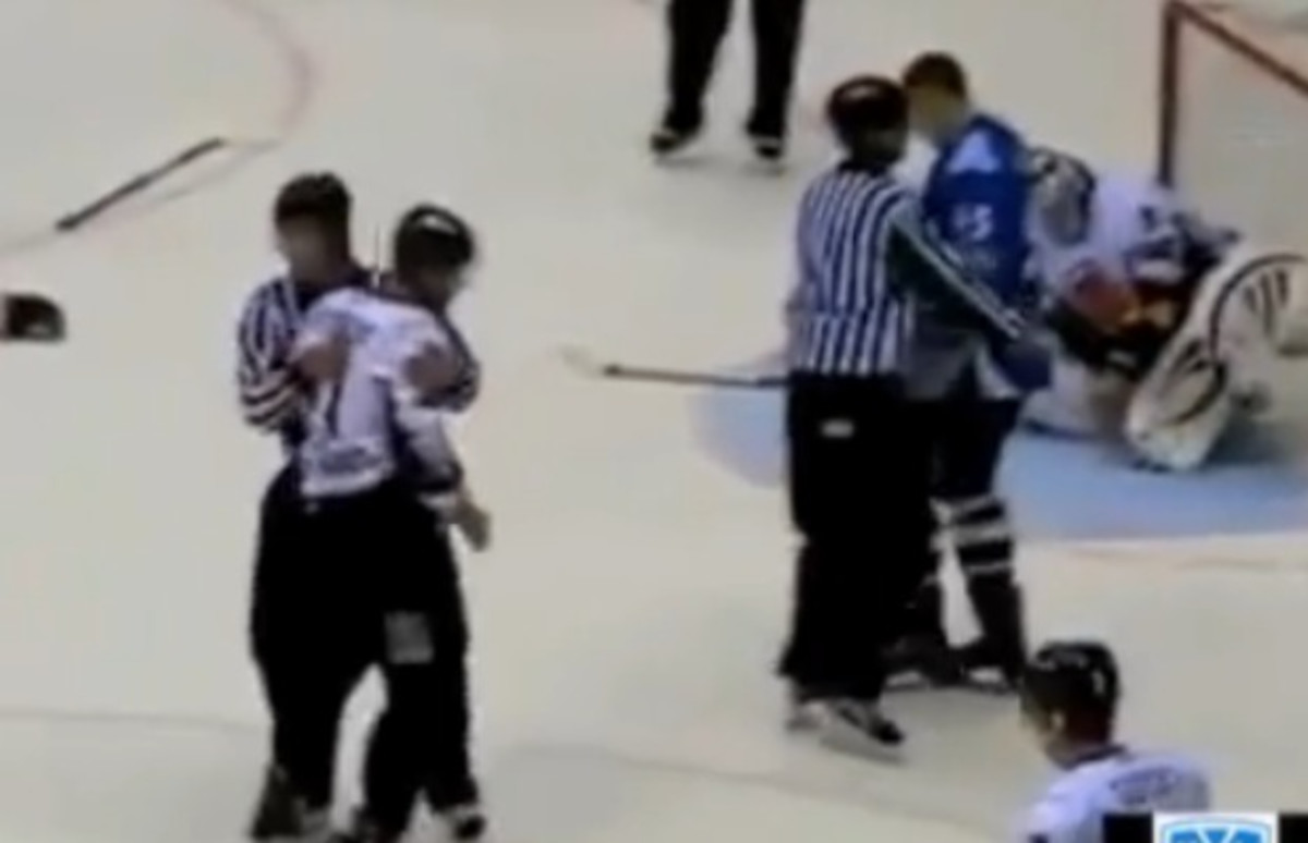 This Is Easily The Worst Hockey Fight You’ll Ever See Complex