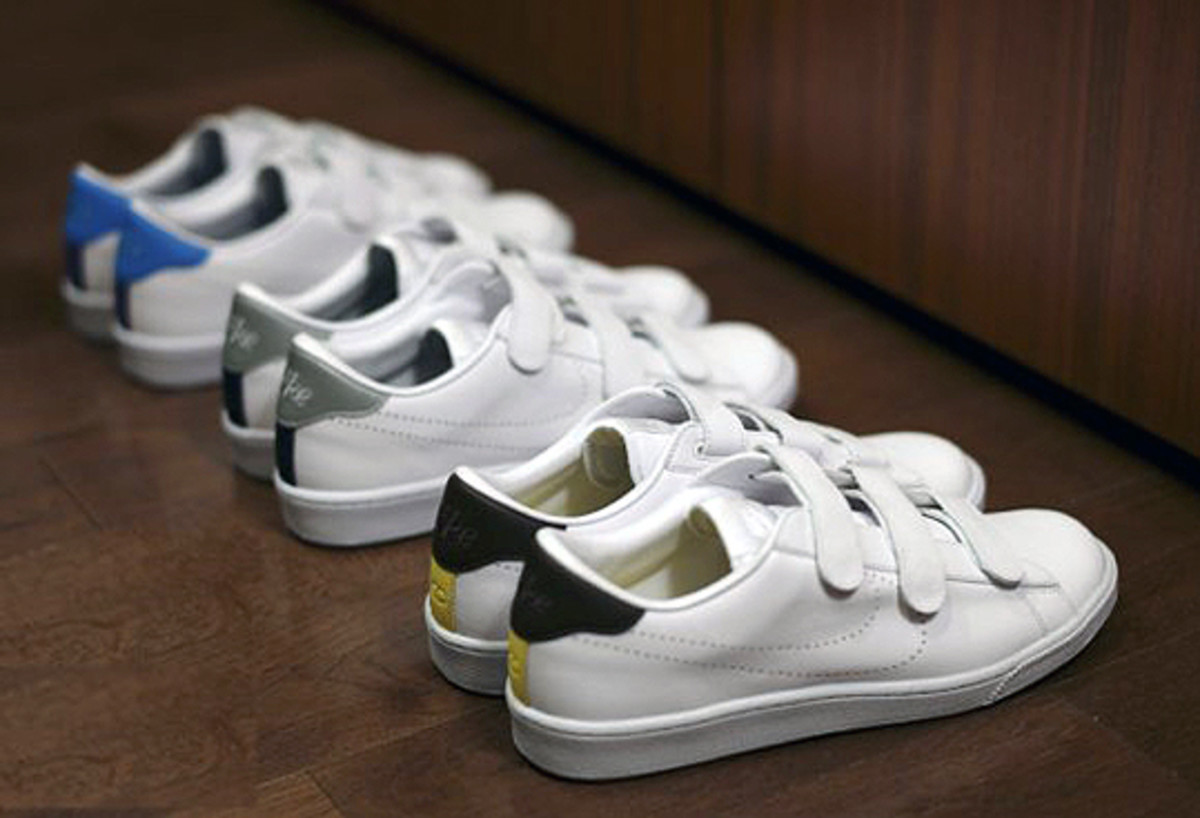 nike velcro tennis shoes