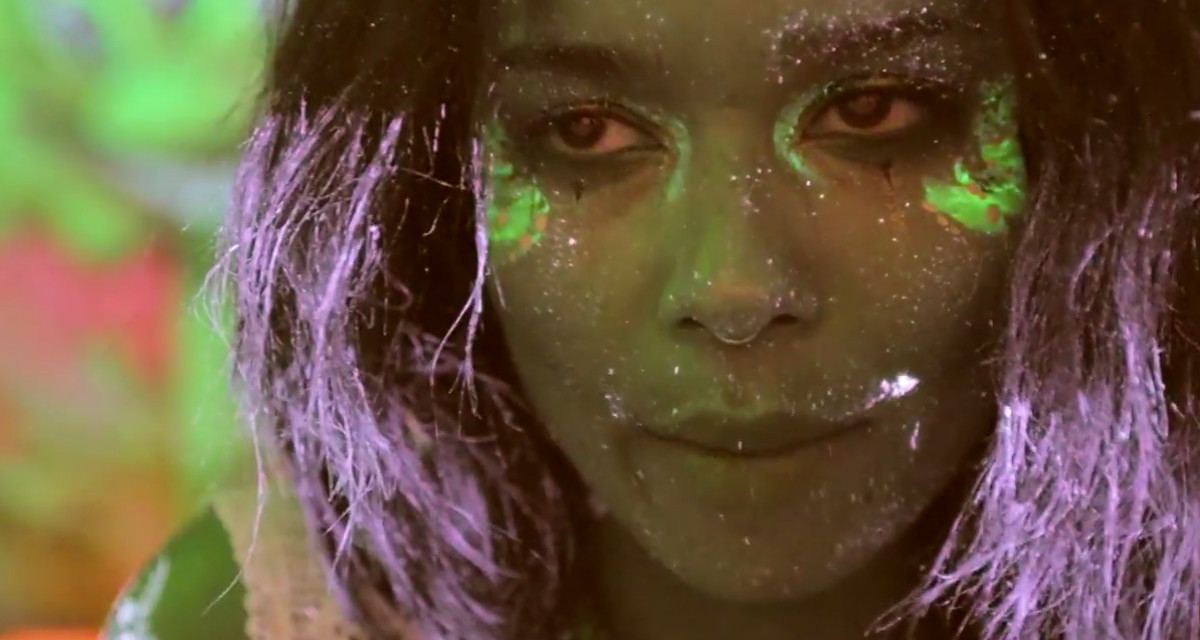 Premiere Watch LOLAWOLF’s “Calm Down” Video Complex