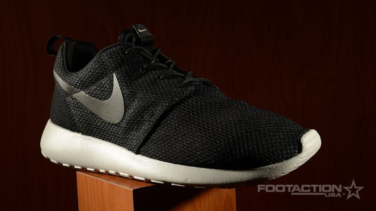 nike roshe run black white