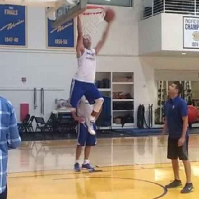 dunk curry on feet