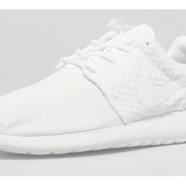white roshes mens