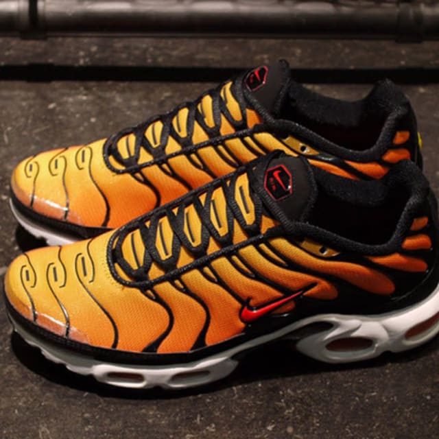 black and yellow air max plus men's