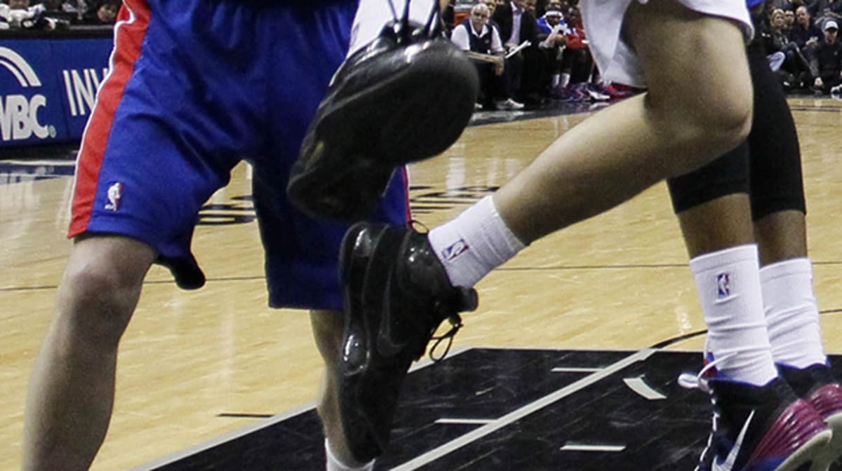 Manu Ginobili�s Nike Air Max Closer IV Explodes on Court Manu Ginobili�s Nike Air Max Closer IV Explodes on Court