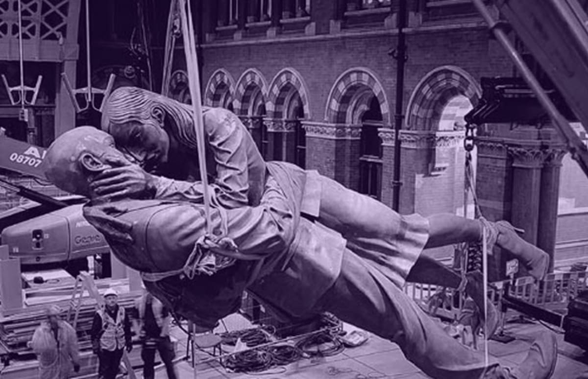 20 Kissing Sculptures Complex