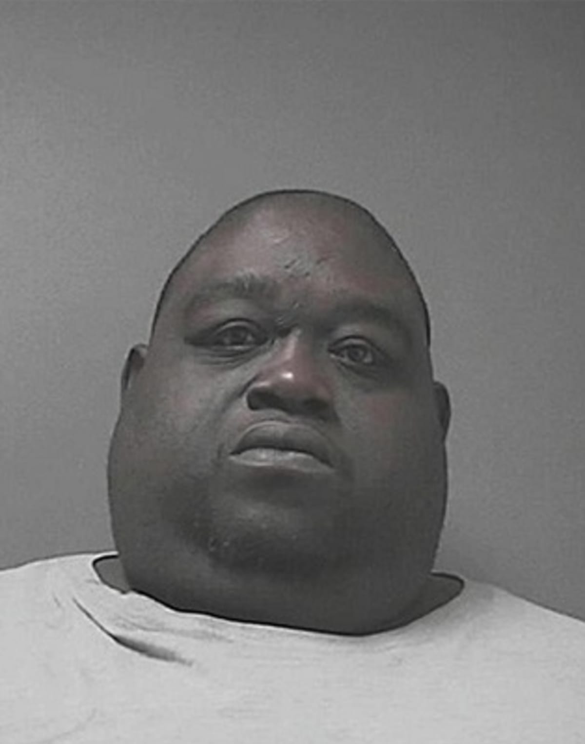Черный парень наказал толстуху