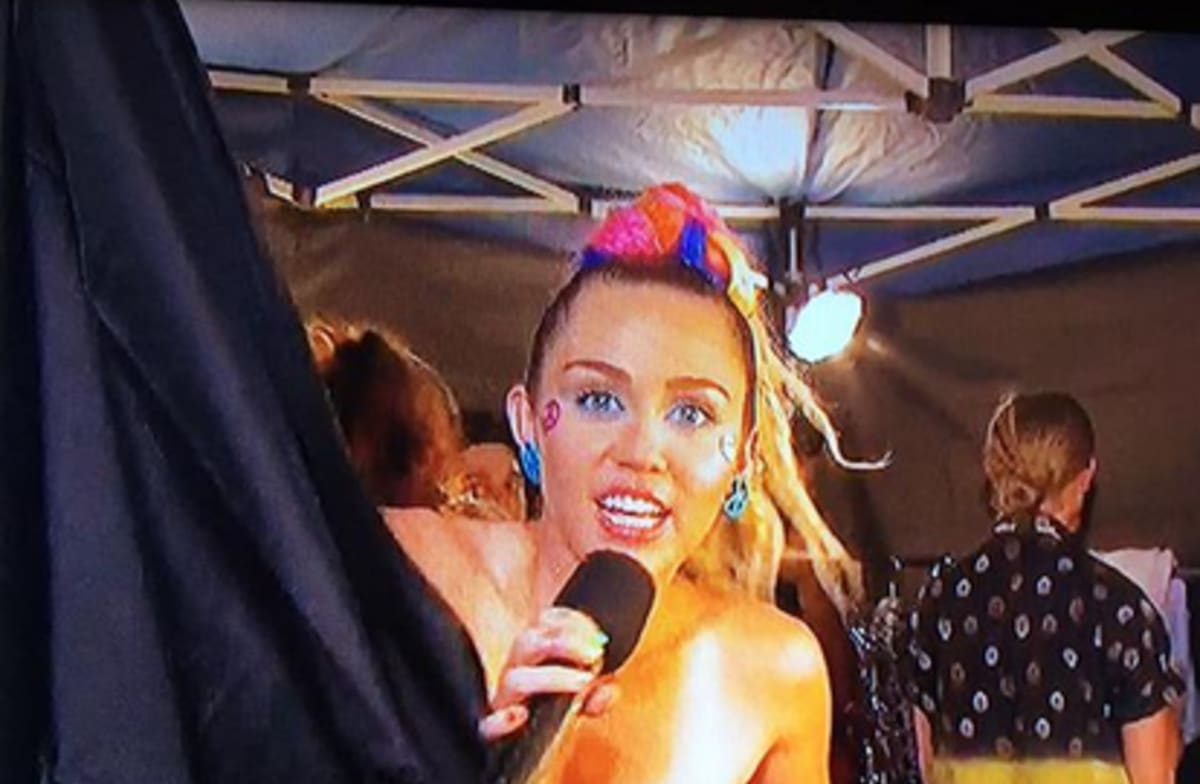 Miley cyrus suffered a nip slip at ny fashion week and photos from behind.....
