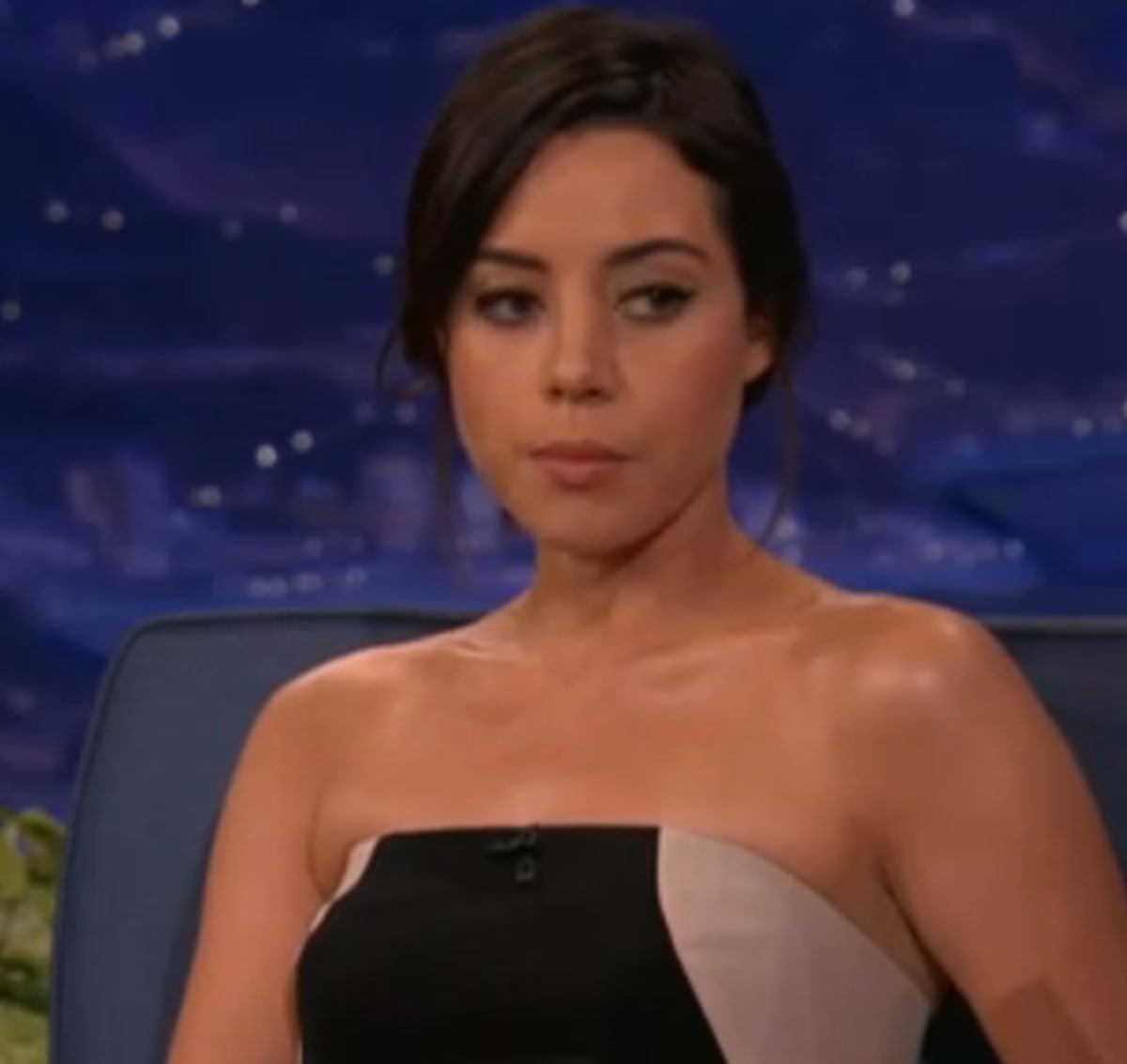 Aubrey Plaza Shows The Naked Portrait Done By A Man Who