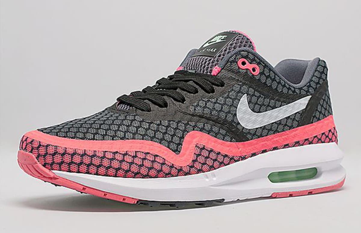 black and pink vapormax