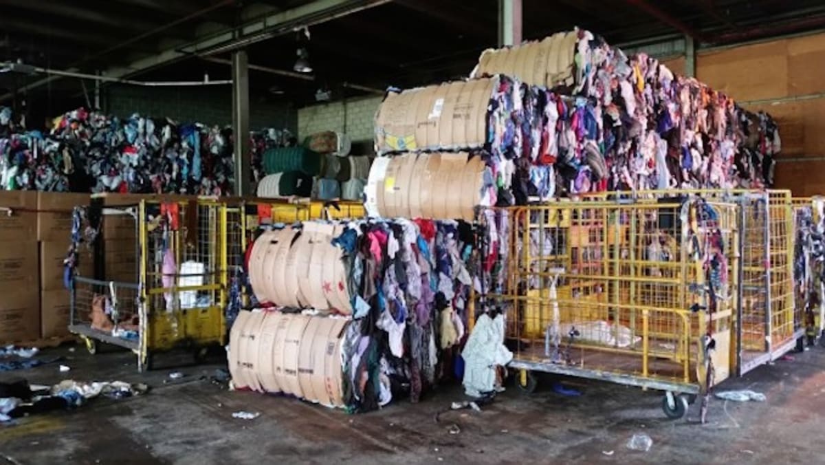 "Rag Yards" Are Where Your Old Clothes Go to Die Complex