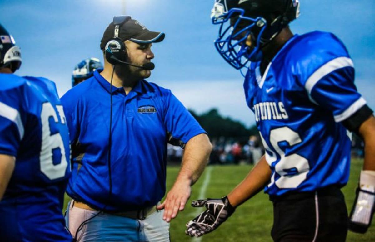High School Wide Receiver Set a Record for Receiving Yards Despite Only Having One Hand Complex