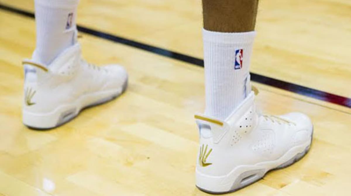kawhi leonard still wearing jordans