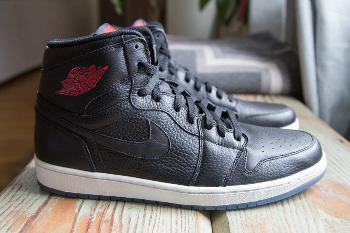 how much does a pair of jordan 1 weigh