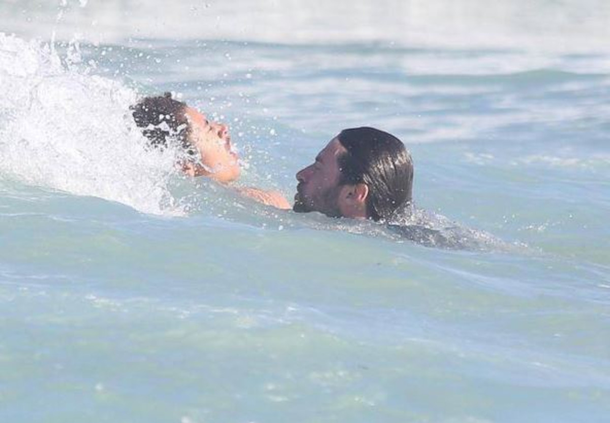 Hugh Jackman Pulls Kids and Swimmer From Riptide in ...