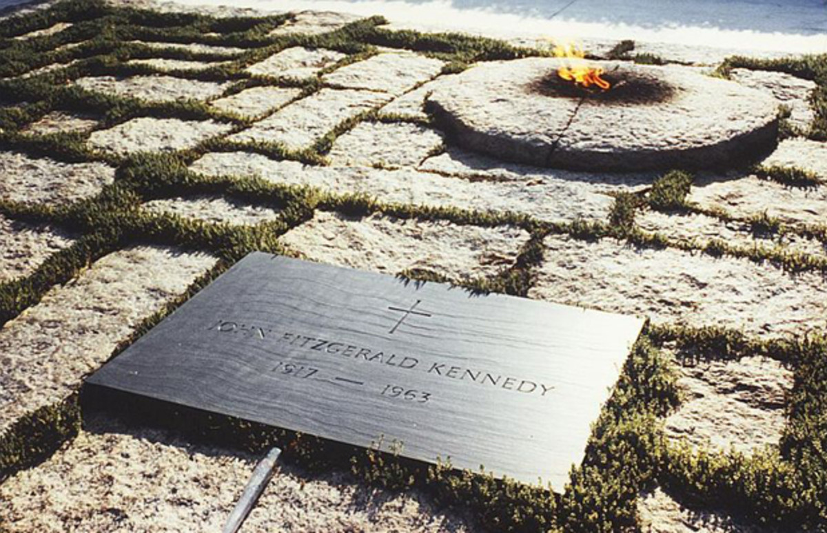 25 Awesome Celebrity Gravestones | Complex