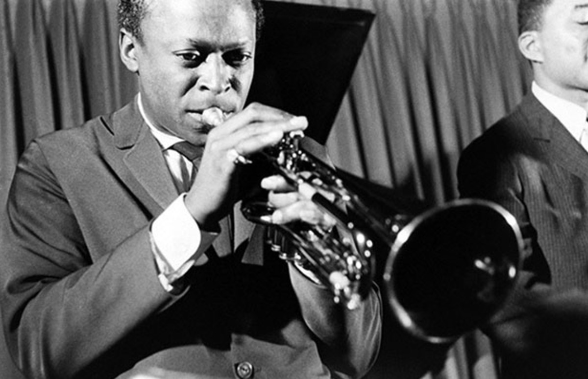 time-life-pictures-shares-unseen-images-of-a-1950s-jazz-club-performance-with-miles-davis