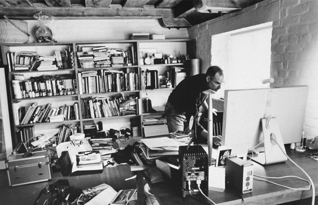 gallery-the-desks-of-10-famous-tech-ceos-complex