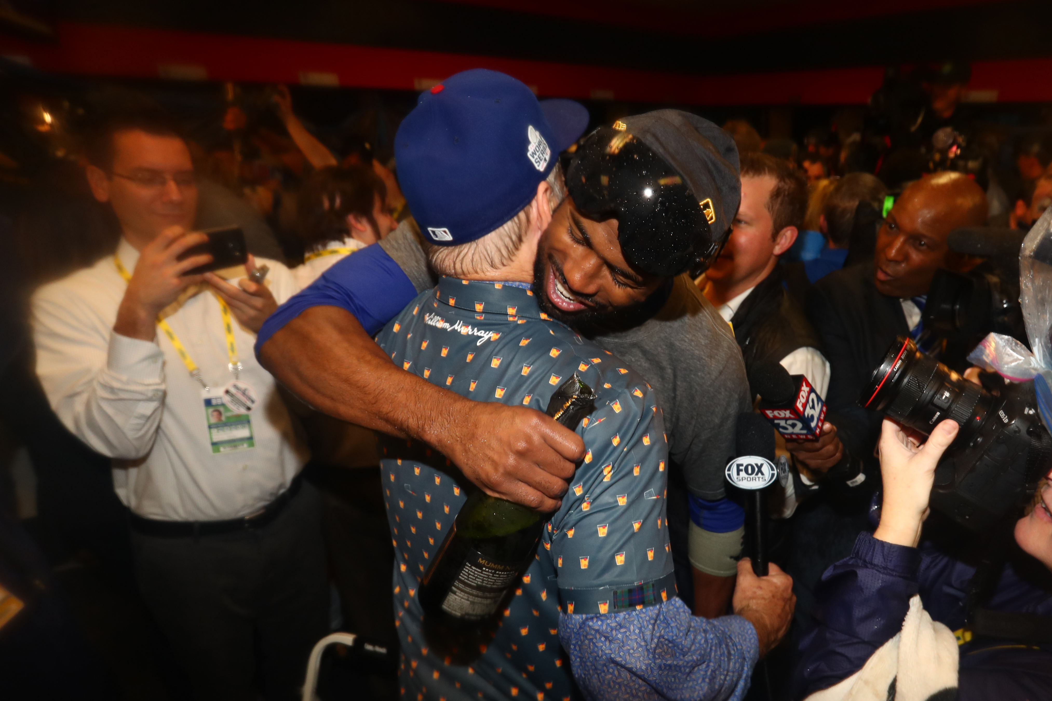 Bill Murray celebrates Cubs' World Series win by showering reporters with  champagne