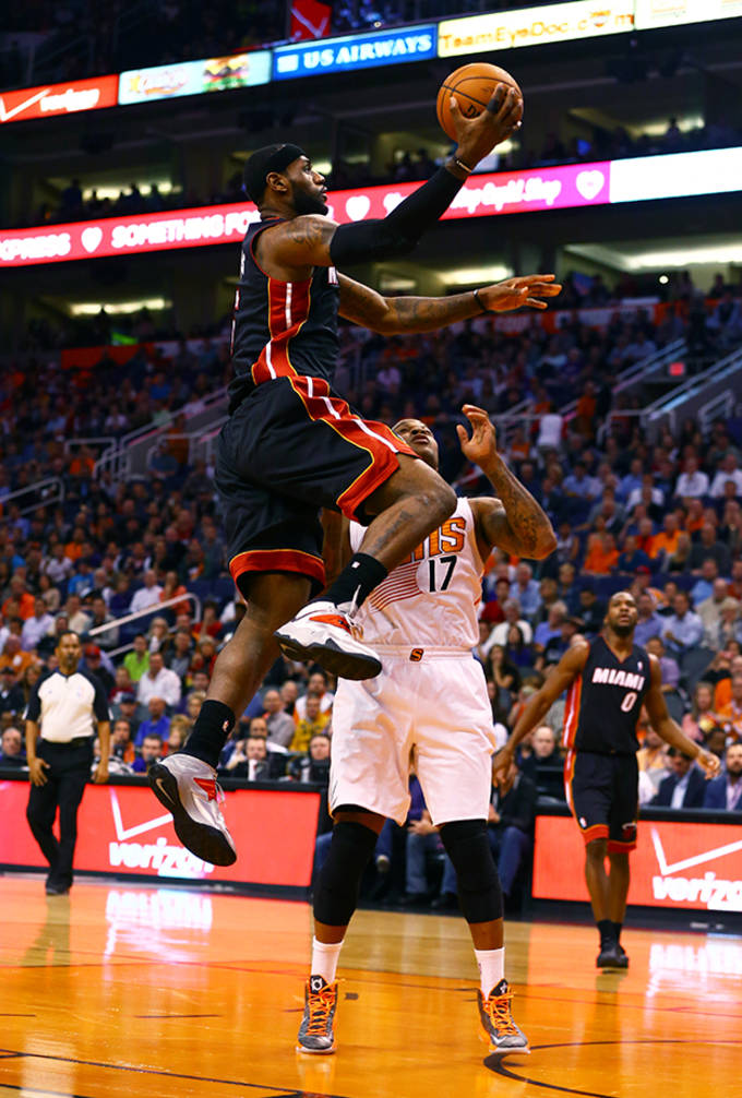 LeBron James Heats Up Against the Phoenix Suns with Windmill Dunk in ...