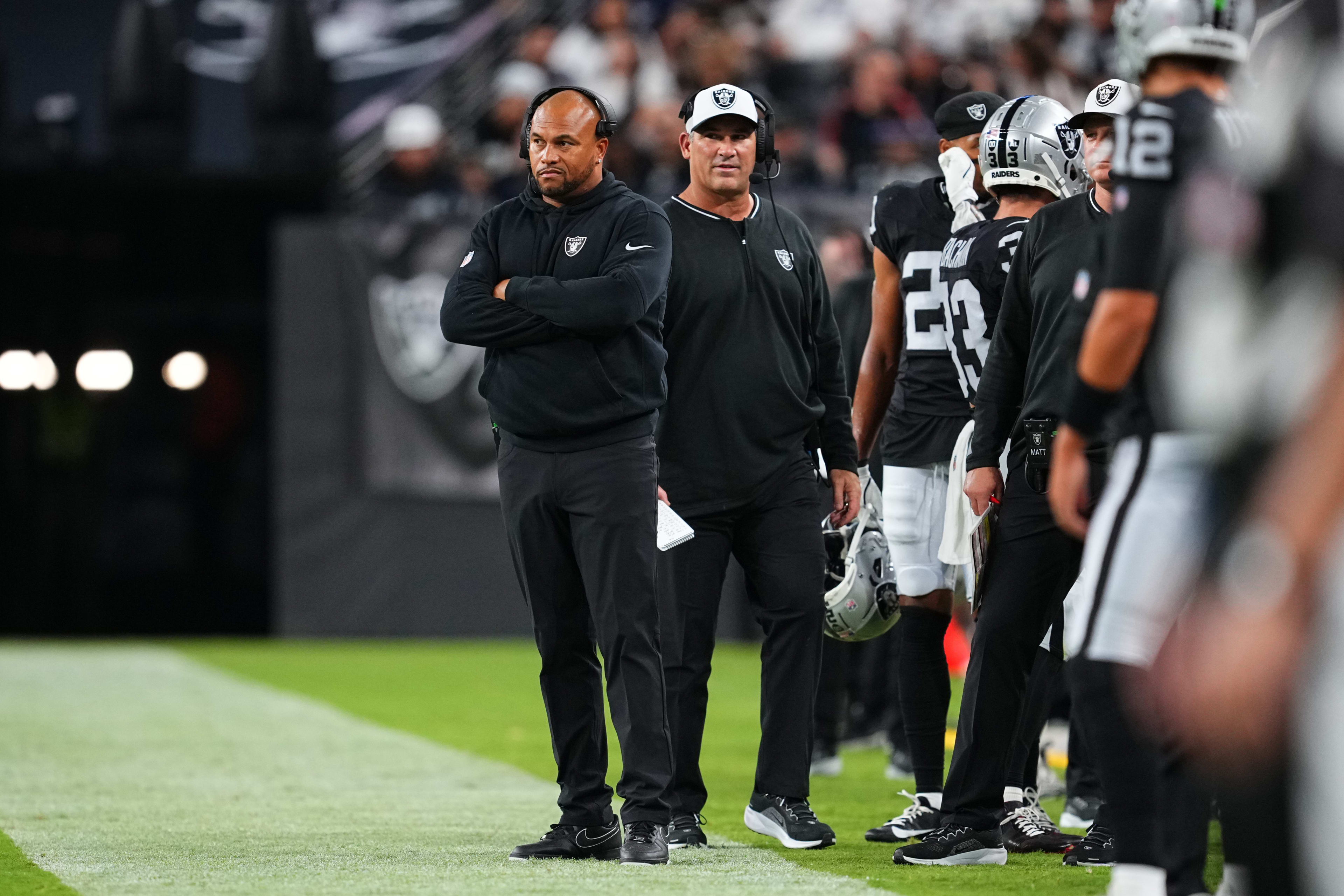 Antonio Pierce on the sidelines