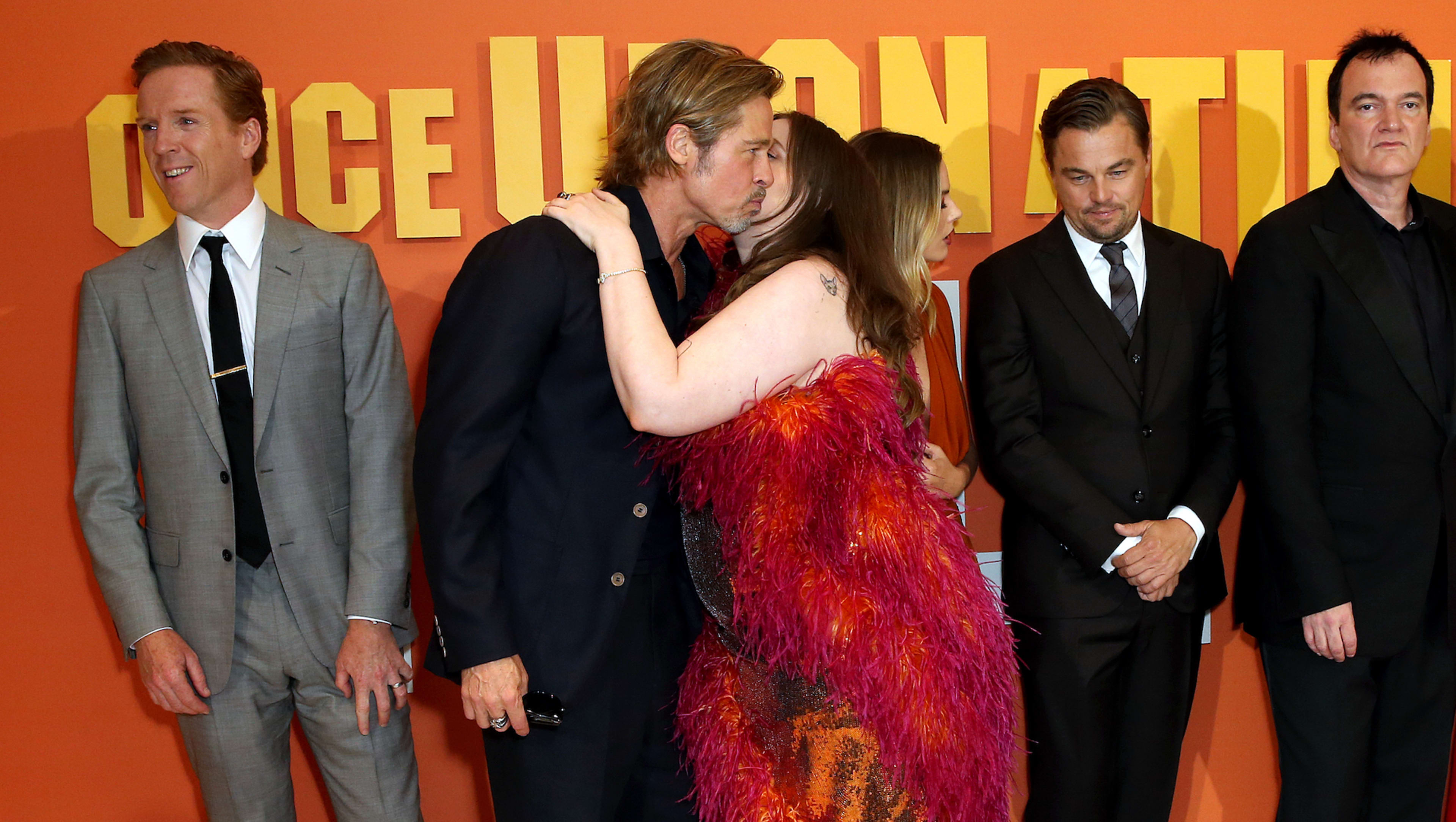 Lena Dunham Explains 'Awkward' Red Carpet Kiss Photo With Brad Pitt(00)