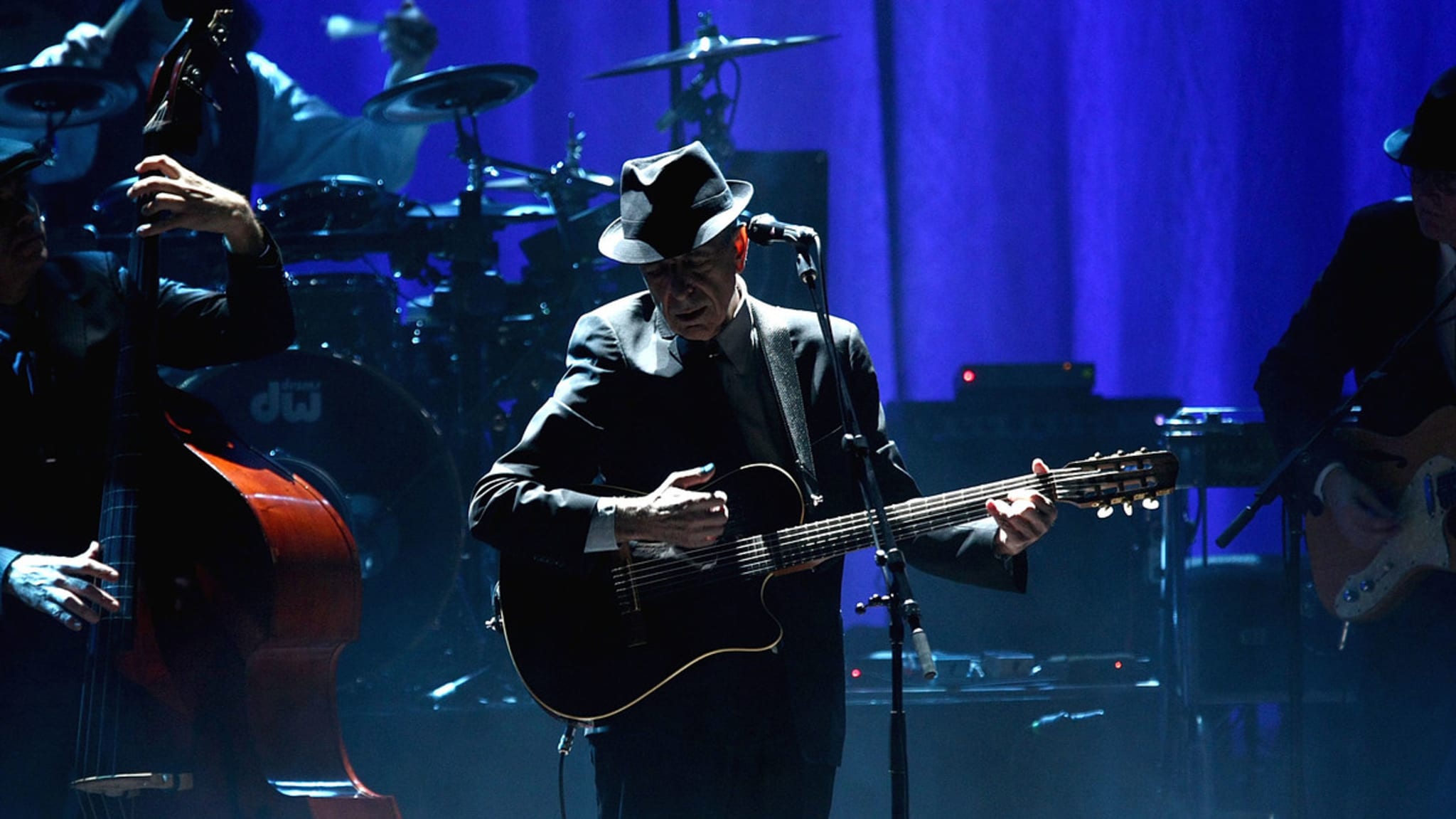 leonard cohen performing live