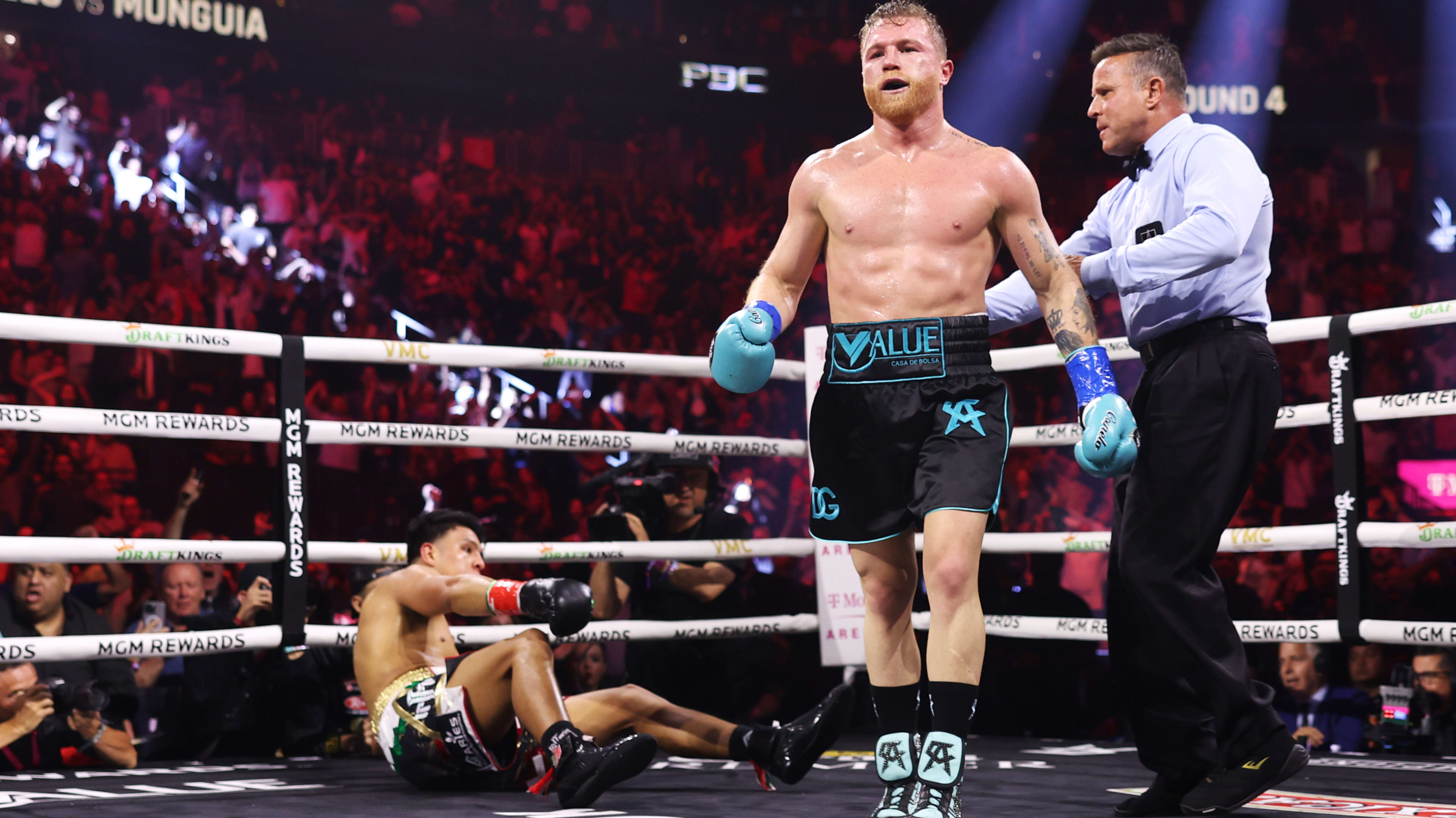 Canelo knocks down Jaime Mungia for the first time in his career