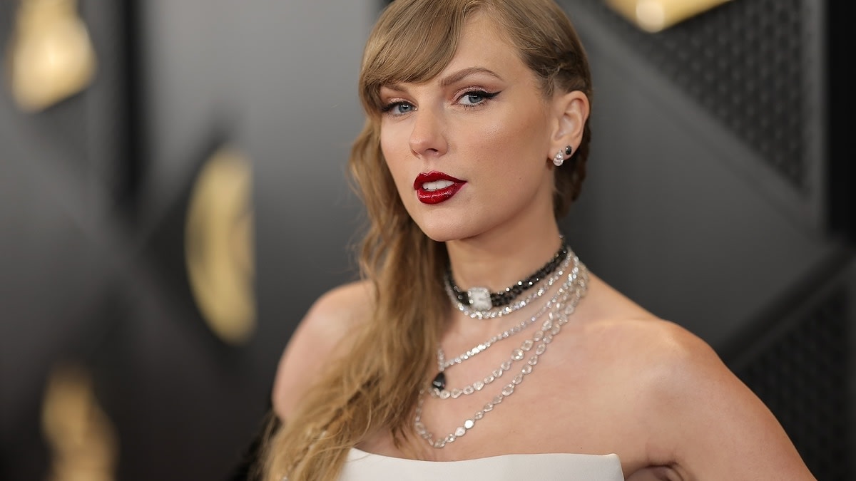 Taylor Swift Issues Cease and Desist to College Student Who Was Tracking Her Jet Online