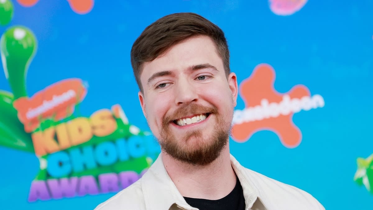 Man smiling at Nickelodeon Kids' Choice Awards backdrop