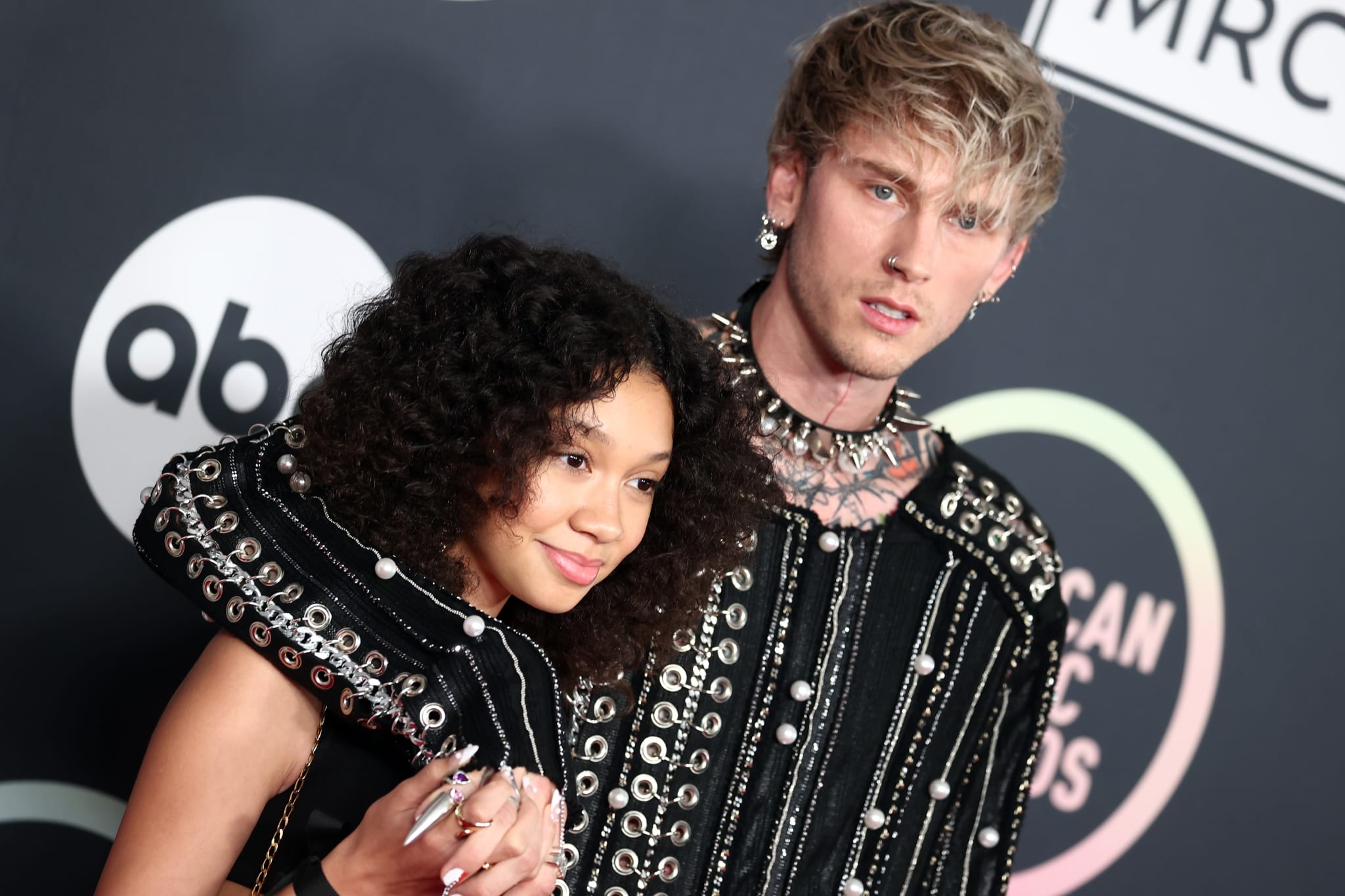 LOS ANGELES, CALIFORNIA - NOVEMBER 21: (L-R) Casie Colson Baker and Machine Gun Kelly attend the 2021 American Music Awards at Microsoft Theater on November 21, 2021 in Los Angeles, California