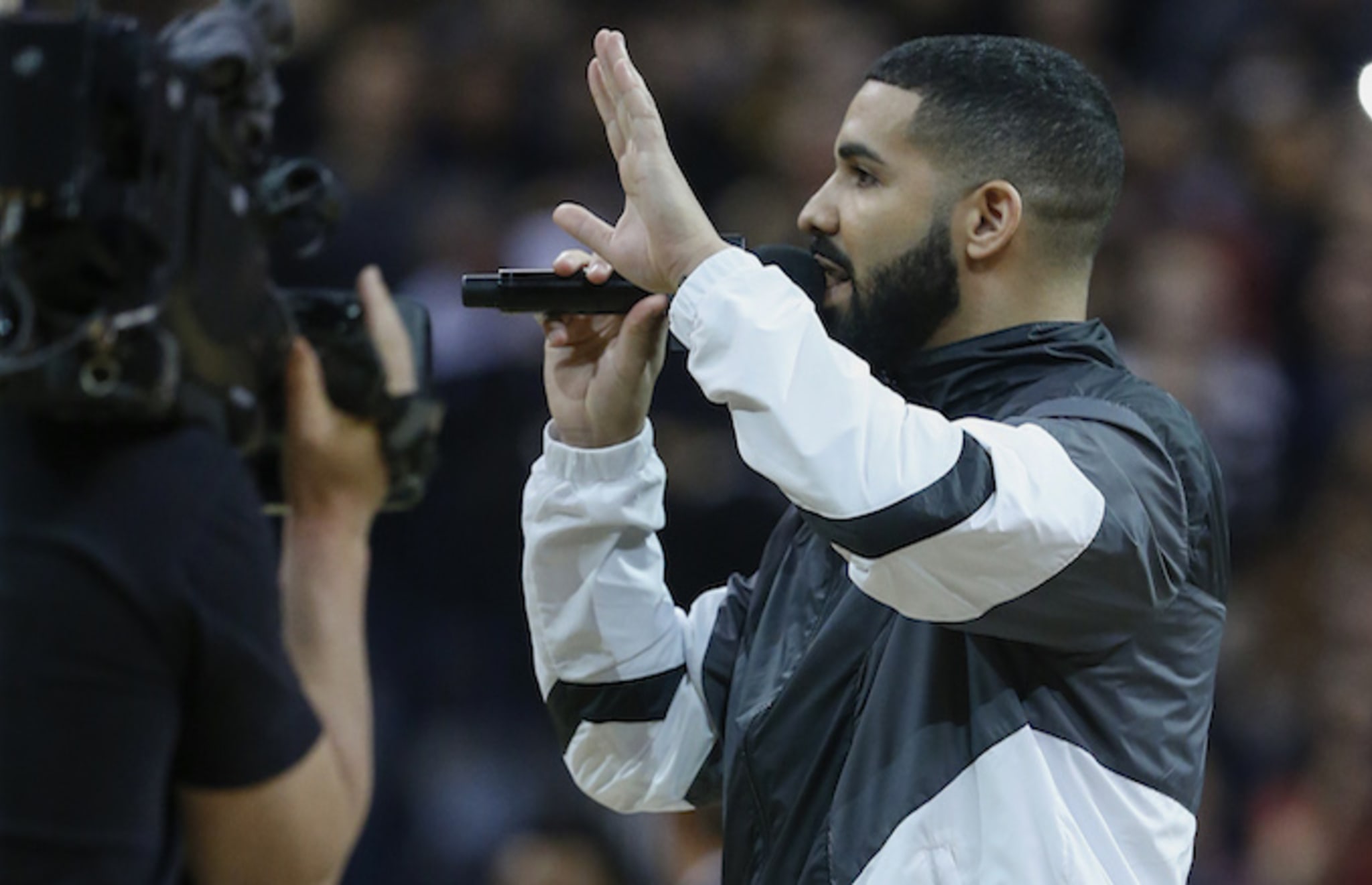 Drake addresses the crowd. Toronto Raptors vs Houston Rockets.