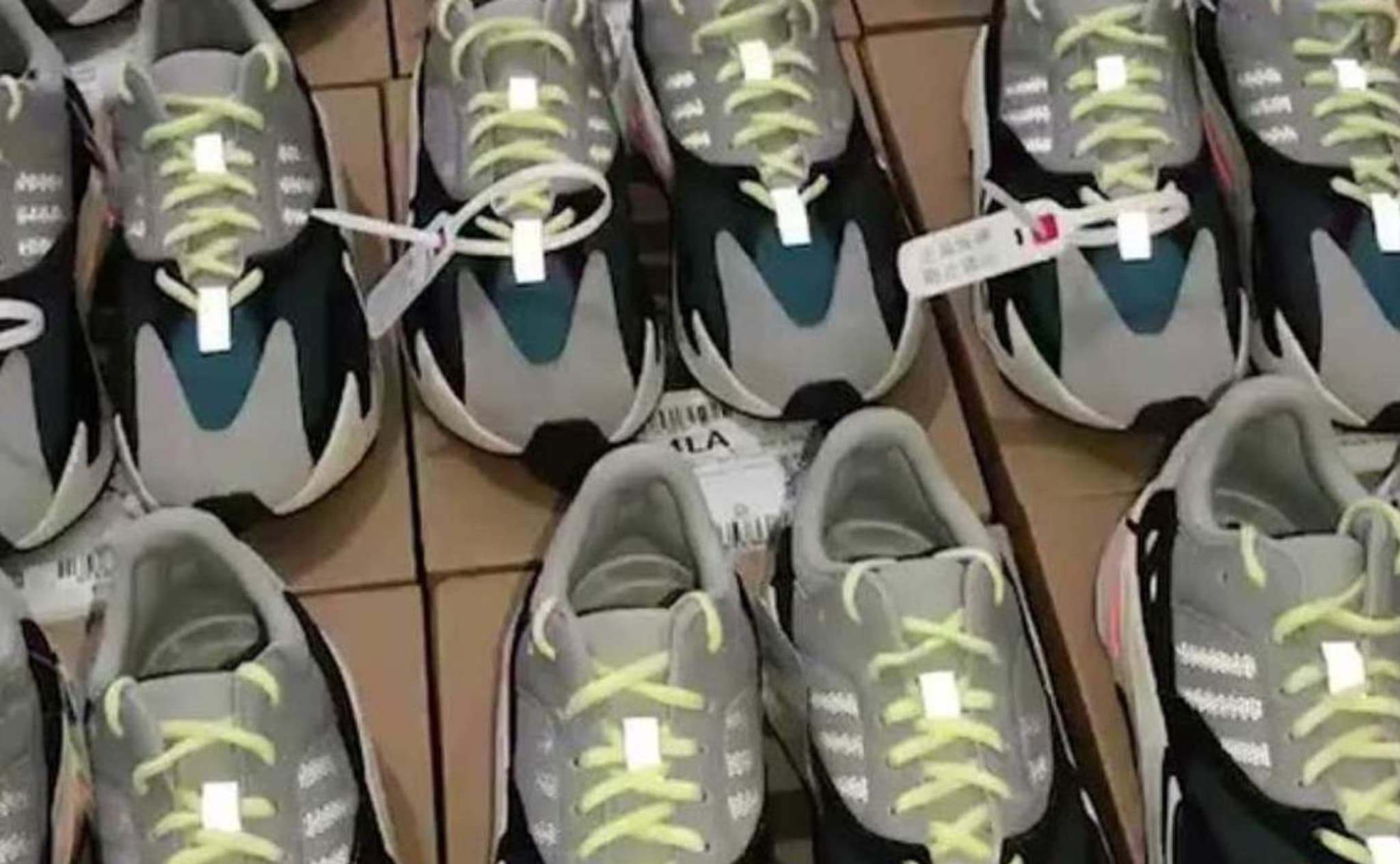 Fake Adidas Yeezy Boost 700 Sneaker Factory