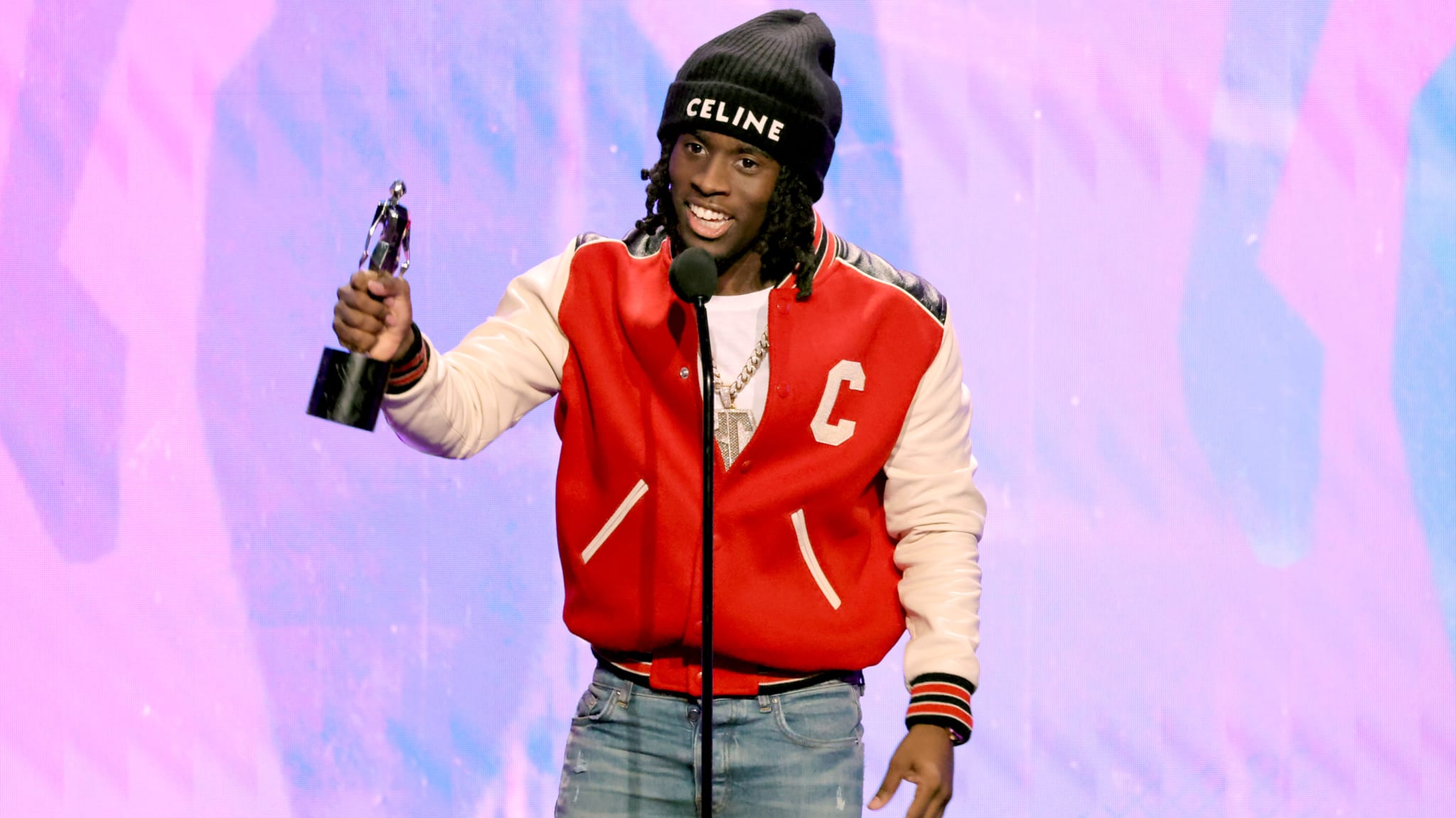 kai cenat is seen accepting streamer award
