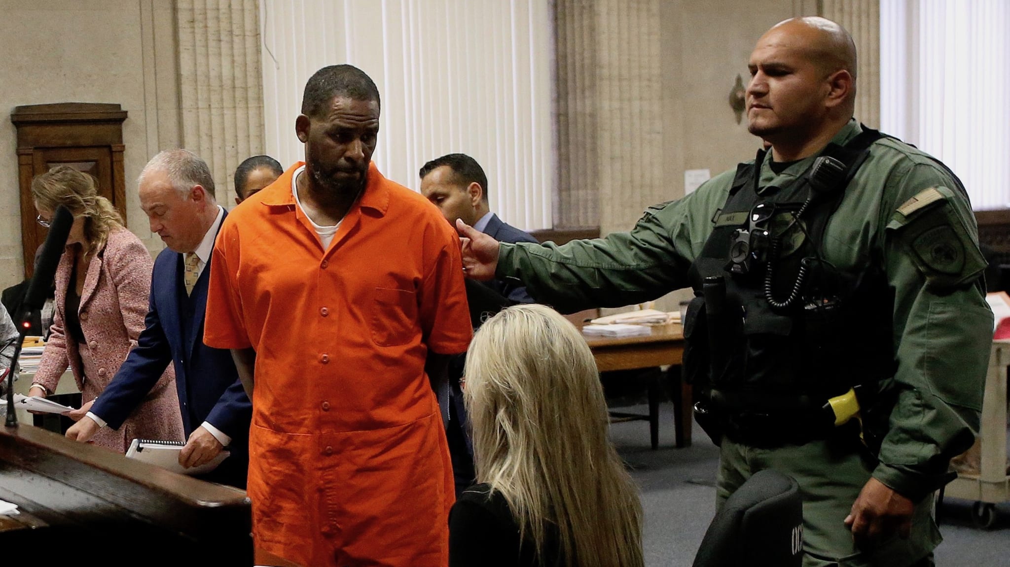 Singer R. Kelly turns to leave after appearing at a hearing at the Leighton Criminal Courthouse
