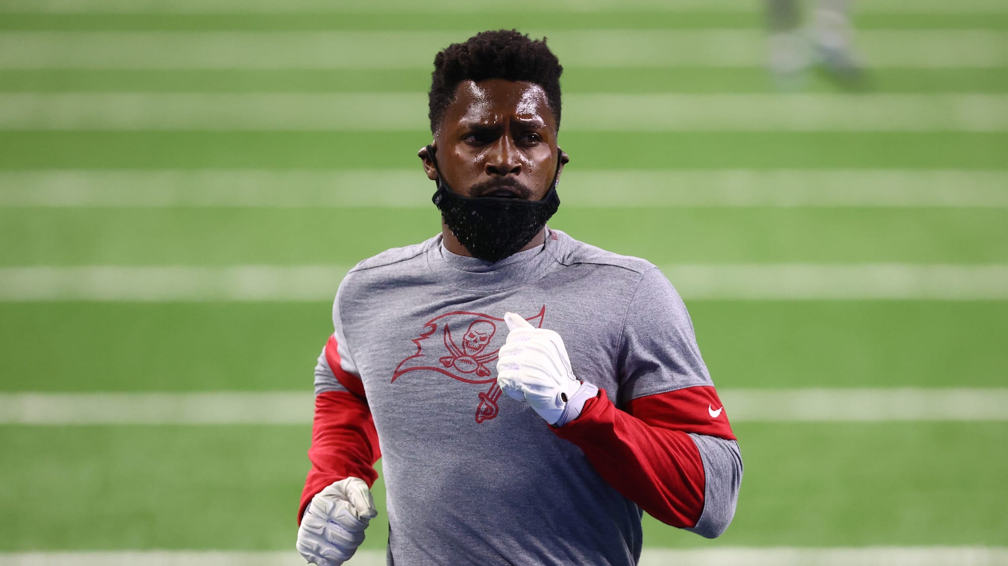 Antonio Brown #81 of the Tampa Bay Buccaneers warms up