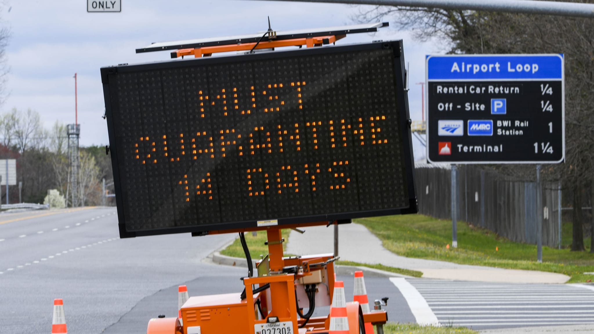 A sign advises travelers that have been to New York, New Jersey or Connecticut must quarantine.