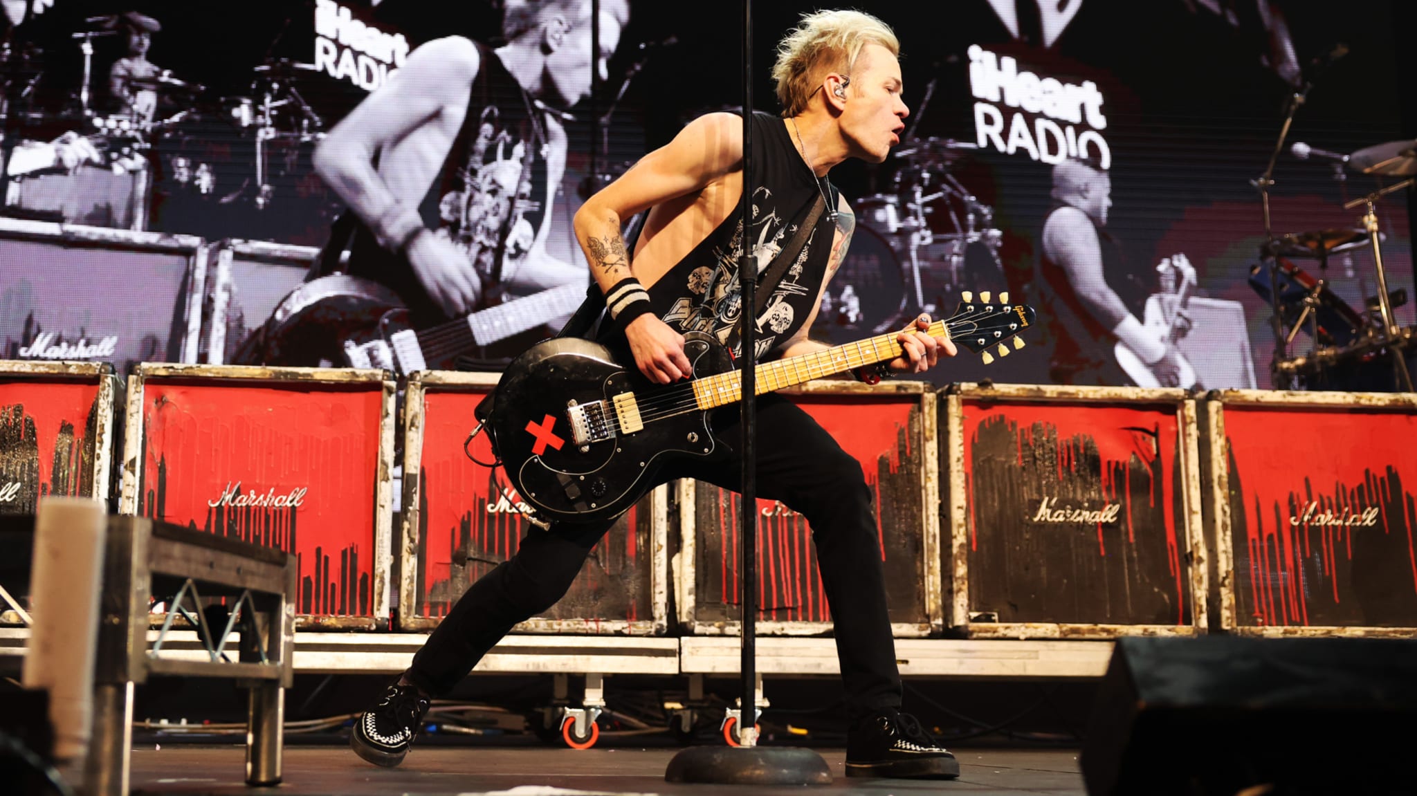 deryck playing guitar