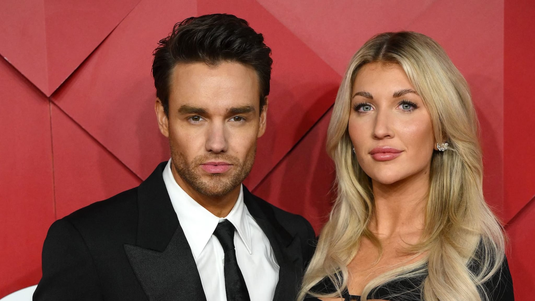 O cantor inglês Liam Payne e a atriz norte-americana Katie Cassidy posam no tapete vermelho ao chegarem ao The 2022 Fashion Awards em Londres, em 5 de dezembro de 2022.