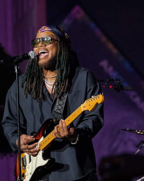LOS ANGELES, CALIFORNIA - OCTOBER 06: Leon Thomas performs at Grammy Museum Spotlight: Leon Thomas at GRAMMY Museum L.A. Live on October 06, 2025 in Los Angeles, California.