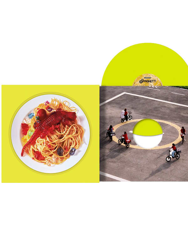 A plate of spaghetti with tomato sauce is next to an aerial view of a circular road with motorcyclists, on a yellow background.