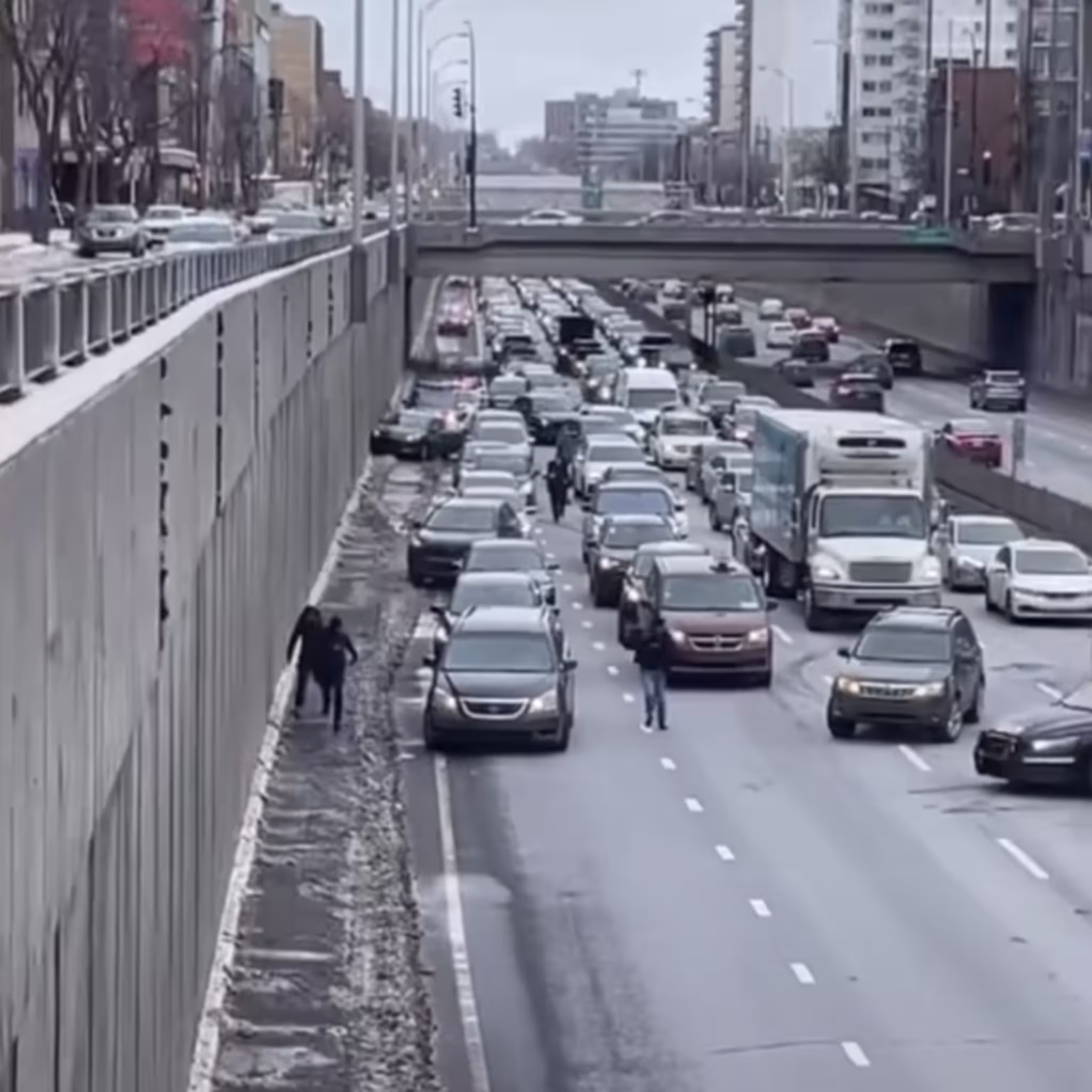 Police chase on Montreal highway