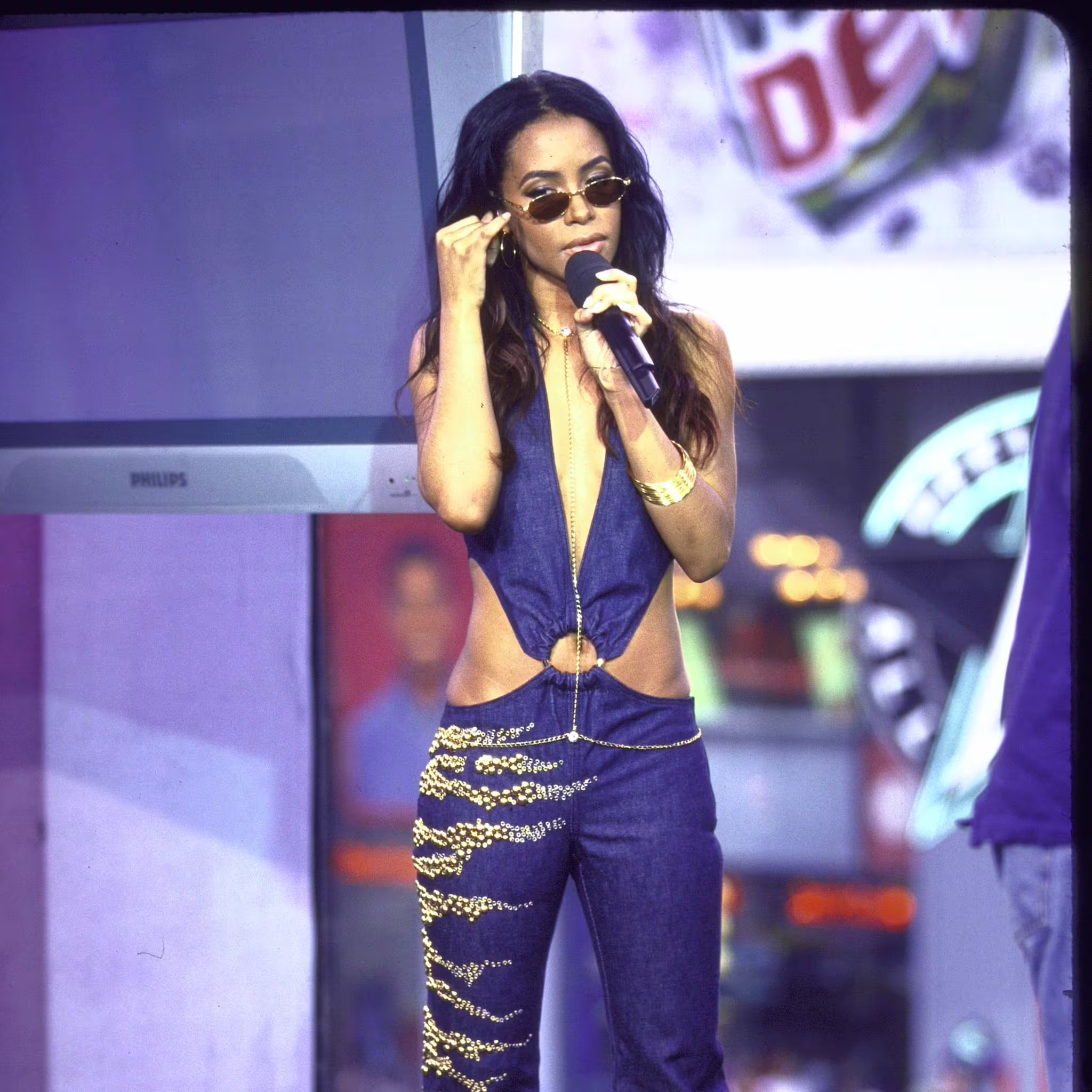 Aaliyah in 2000