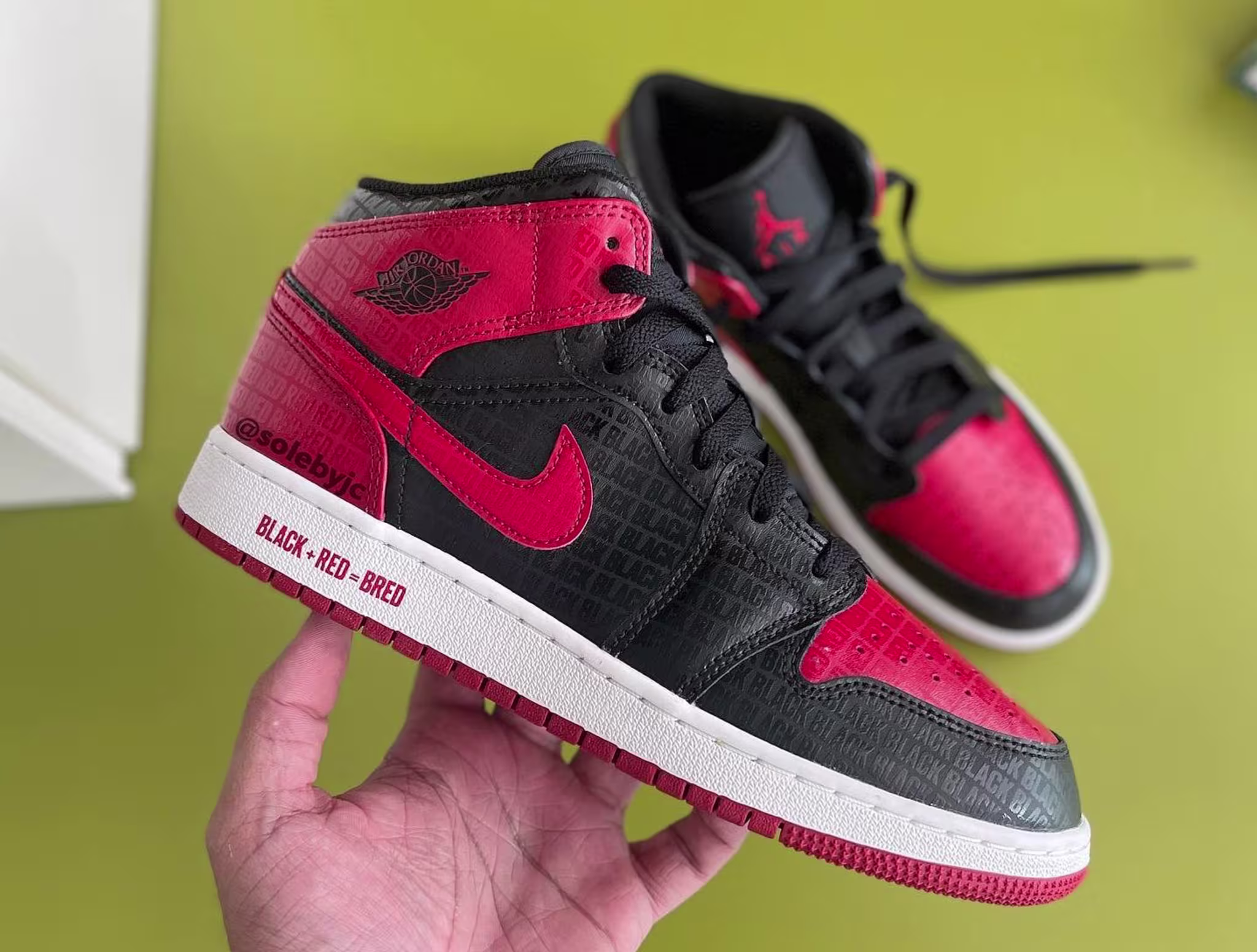 Air Jordan 1 Mid 'Bred' Lateral