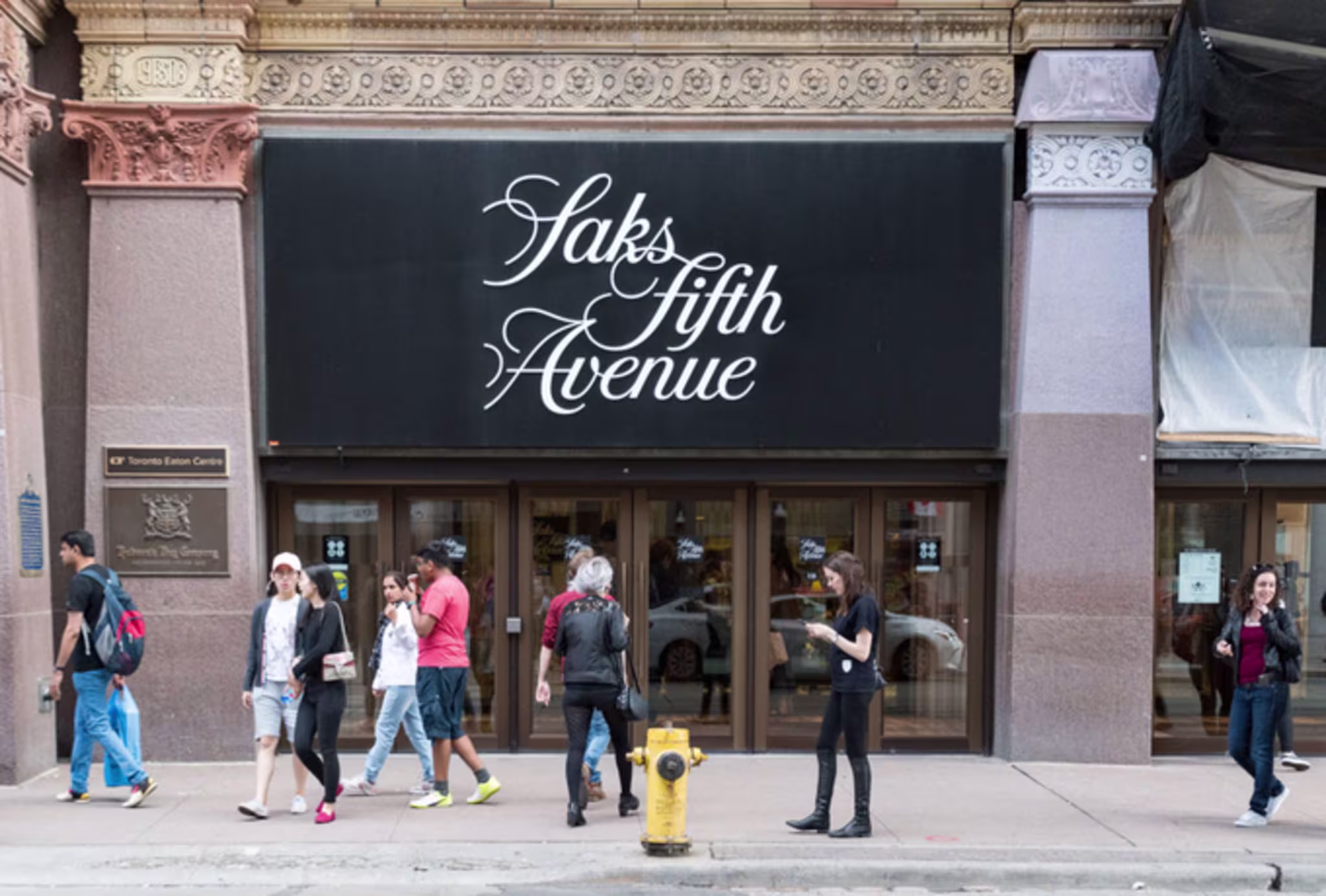 Saks Fifth Avenue sign logo